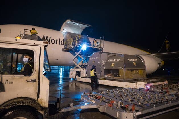 November 21, 2021, Toronto, on, Canada: Airport ground crew offload a plane carrying the first shipment of the Pfizer-BioNTech COVID-19 vaccine, approved for children aged five to 11, in Hamilton, Ont., Sunday, Nov. 21, 2021. Toronto Canada - ZUMAc35_ 20211121_zaf_c35_196 Copyright: xTijanaxMartinx
