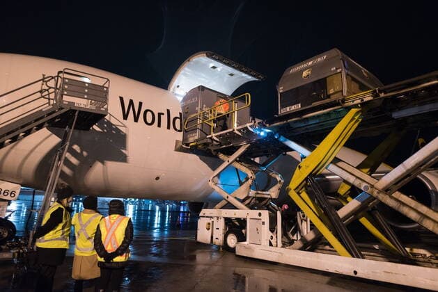 November 21, 2021, Toronto, on, Canada: Airport ground crew offload a plane carrying the first shipment of the Pfizer-BioNTech COVID-19 vaccine, approved for children aged five to 11, in Hamilton, Ont., Sunday, Nov. 21, 2021. Toronto Canada - ZUMAc35_ 20211121_zaf_c35_208 Copyright: xTijanaxMartinx