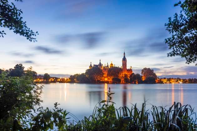 Schloss Schwerin Castle, lake Schweriner See Schwerin Mecklenburg-Vorpommern Germany Mecklenburg-Schwerin