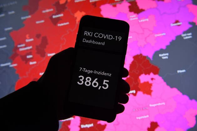 Coronavirus in Deutschland - Covid-19-Dashboard des Robert Koch-Institut 22.11.2021, Robert Koch-Institut: 7-Tage-Inzidenz 386,5. 7-Tage-Fallzahl 321.424. COVID-19-Fälle 5.385.585. Zugang um 30.643 gegenüber dem Vortag. COVID-19-Todesfälle 99.124. Zugang um 62 gegenüber dem Vortag.