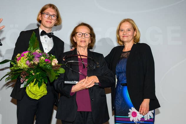 Berlin GER, Berlin, 21.11.21, Goetz George Preis 4 - Red Carpet v.l. Enkel, Gudrun Ritter - Preistraegerin 2021, Tochter Franziska, Goetz George Preis 4 - Red Carpet, Kaiserin-Friedrich-Haus, 21.11.21, Copyright: xUwexKoch Eibner-Pressefotox EP_UKH