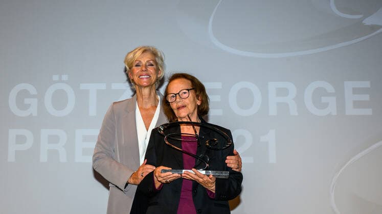 Berlin GER, Berlin, 21.11.21, Goetz George Preis 4 - Red Carpet v.l. Marika George, Gudrun Ritter - Preistraegerin 2021 - stolz und geruehert, Goetz George Preis 4 - Red Carpet, Kaiserin-Friedrich-Haus, 21.11.21, Copyright: xUwexKoch Eibner-Pressefotox EP_UKH