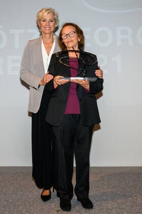 Berlin GER, Berlin, 21.11.21, Goetz George Preis 4 - Red Carpet v.l. Marika George, Gudrun Ritter - Preistraegerin 2021 - stolz und geruehert, Goetz George Preis 4 - Red Carpet, Kaiserin-Friedrich-Haus, 21.11.21, Copyright: xUwexKoch Eibner-Pressefotox EP_UKH