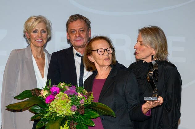 Berlin GER, Berlin, 21.11.21, Goetz George Preis 4 - Red Carpet v.l. Marika George, Gudrun Ritter - Preistraegerin 2021 - stolz und geruehert, Goetz George Preis 4 - Red Carpet, Kaiserin-Friedrich-Haus, 21.11.21, Copyright: xUwexKoch Eibner-Pressefotox EP_UKH