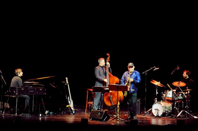 Der deutsche Jazz-Band Web Web mit Roberto di Gioia (p., rhodes), Christian von Kaphengst (b.), Tony Lakatos (sax.) und Peter Gall (dr.) 2021 im Grillo-Theater Essen.. The German jazz band Web Web with Roberto di Gioia (p., rhodes), Christian von Kaphengst (b.), Tony Lakatos (sax.) and Peter Gall (dr.) at the Grillo-Theater Essen, 2021. Essen NRW DEU;DE;GERMANY;DEUTSCHLAND;ALLEMAGNE
