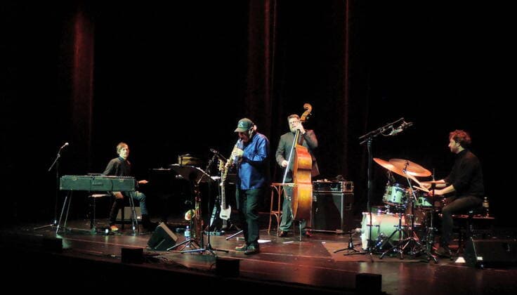 Der deutsche Jazz-Band Web Web mit Roberto di Gioia (p., rhodes), Christian von Kaphengst (b.), Tony Lakatos (sax.) und Peter Gall (dr.) 2021 im Grillo-Theater Essen.. The German jazz band Web Web with Roberto di Gioia (p., rhodes), Christian von Kaphengst (b.), Tony Lakatos (sax.) and Peter Gall (dr.) at the Grillo-Theater Essen, 2021. Essen NRW DEU;DE;GERMANY;DEUTSCHLAND;ALLEMAGNE