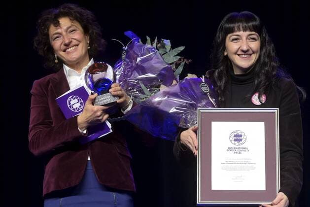 Bilder des Jahres 2021, Entertainment 11 November Entertainment Themen der Woche KW47 Entertainment Bilder des Tages Gulsum Önal (left) and Fidan Ataselim of the We Will Stop Femicide Platform receiving the prize during the International Gender Equality Prize ceremony at the Tampere Hall in Tampere, Finland, on November 22, 2021. The prize is awarded to a person or organisation that has advanced gender equality in a globally significant way. Tampere Finland  Copyright: xVesaxMoilanenx LKFTJK20211122164458QRAP
