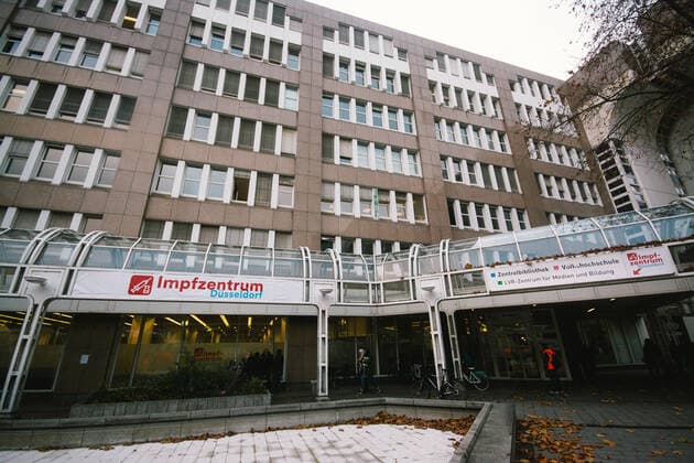 Opening New Vaccination Center In Dusseldorf general view of openning day of as second vaccination center in Duesseldorf, Germany on Nov 22, 2021 as Coronavirus infections cases are at its high peak in Germany Düsseldorf Germany  Copyright: xYingxTangx tang-notitle211122_npmHx