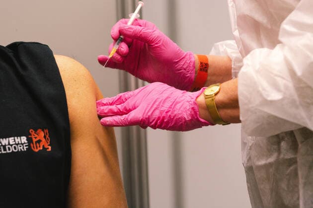 Opening New Vaccination Center In Dusseldorf A medical staff administs a vaccine during the opening day of second vaccination center in Duesseldorf, Germany on Nov 22, 2021 as Coronavirus infections cases are at its high peak in Germany Düsseldorf Germany  Copyright: xYingxTangx tang-notitle211122_npiZ0