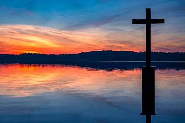 König Ludwig II Gedenkkreuz im Starnberger See, Berg, Oberbayern, Bayern, Deutschland, Europa Gedenkkreuz bei Berg im Starnberger See, Bayern, Deutschland *** King Ludwig II Memorial Cross in Lake Starnberg, Berg, Upper Bavaria, Bavaria, Germany, Europe Memorial Cross near Berg in Lake Starnberg, Bavaria, Germany