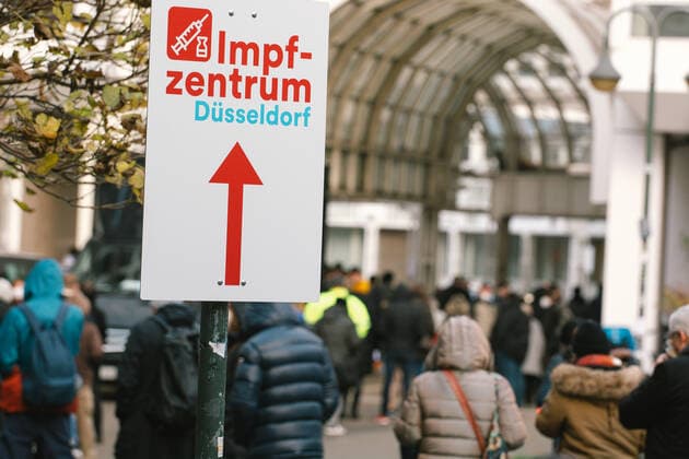 Opening New Vaccination Center In Dusseldorf people wait in line for vaccination outside of the second vaccination center in Duesseldorf, Germany on Nov 22, 2021 as Coronavirus infections cases are at its high peak in Germany Düsseldorf Germany  Copyright: xYingxTangx tang-notitle211122_npZK7