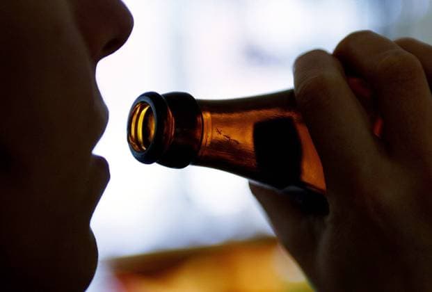 Alkohol - Ein Mann trinkt aus einer Bierflasche . Oberstenfeld, Lkr. Ludwigsburg, Baden-Württemberg, Deutschland, Europa . *** Alcohol A man drinks from a beer bottle Oberstenfeld, Lkr Ludwigsburg, Baden Württemberg, Germany, Europe
