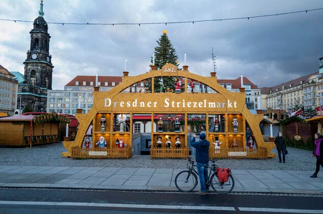 Abbau Dresdner Striezelmarkt - Die Weihnachtsmärkte in Dresden sollten am 22.11.21 eröffnen, doch mit der neuen Corona-Schutzverordnung wurden diese Veranstaltungen in Sachsen untersagt. Dresden, 22..11.2021