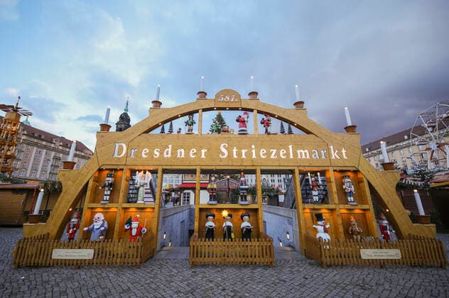 Abbau Dresdner Striezelmarkt - Die Weihnachtsmärkte in Dresden sollten am 22.11.21 eröffnen, doch mit der neuen Corona-Schutzverordnung wurden diese Veranstaltungen in Sachsen untersagt. Dresden, 22..11.2021