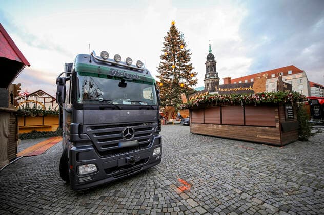 Abbau Dresdner Striezelmarkt - Die Weihnachtsmärkte in Dresden sollten am 22.11.21 eröffnen, doch mit der neuen Corona-Schutzverordnung wurden diese Veranstaltungen in Sachsen untersagt. Dresden, 22..11.2021