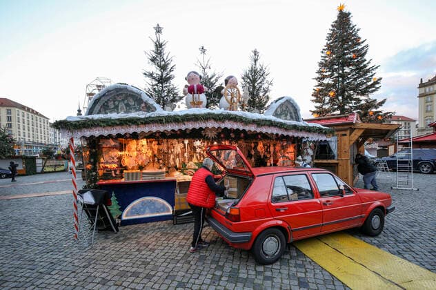Abbau Dresdner Striezelmarkt - Die Weihnachtsmärkte in Dresden sollten am 22.11.21 eröffnen, doch mit der neuen Corona-Schutzverordnung wurden diese Veranstaltungen in Sachsen untersagt. Dresden, 22..11.2021