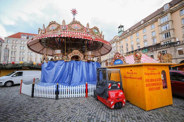 Abbau Dresdner Striezelmarkt - Die Weihnachtsmärkte in Dresden sollten am 22.11.21 eröffnen, doch mit der neuen Corona-Schutzverordnung wurden diese Veranstaltungen in Sachsen untersagt. Dresden, 22..11.2021