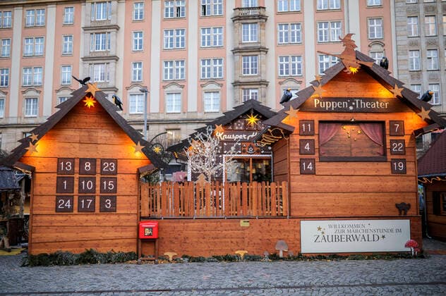 Abbau Dresdner Striezelmarkt - Die Weihnachtsmärkte in Dresden sollten am 22.11.21 eröffnen, doch mit der neuen Corona-Schutzverordnung wurden diese Veranstaltungen in Sachsen untersagt. Dresden, 22..11.2021