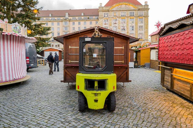 Abbau Dresdner Striezelmarkt - Die Weihnachtsmärkte in Dresden sollten am 22.11.21 eröffnen, doch mit der neuen Corona-Schutzverordnung wurden diese Veranstaltungen in Sachsen untersagt. Dresden, 22..11.2021