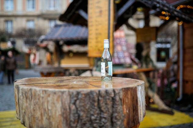 Abbau Dresdner Striezelmarkt - Die Weihnachtsmärkte in Dresden sollten am 22.11.21 eröffnen, doch mit der neuen Corona-Schutzverordnung wurden diese Veranstaltungen in Sachsen untersagt. Dresden, 22..11.2021