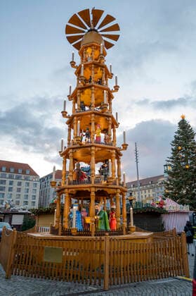 Abbau Dresdner Striezelmarkt - Die Weihnachtsmärkte in Dresden sollten am 22.11.21 eröffnen, doch mit der neuen Corona-Schutzverordnung wurden diese Veranstaltungen in Sachsen untersagt. Dresden, 22..11.2021