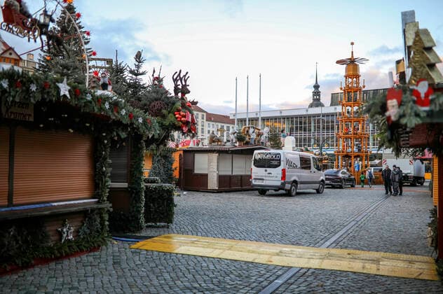 Abbau Dresdner Striezelmarkt - Die Weihnachtsmärkte in Dresden sollten am 22.11.21 eröffnen, doch mit der neuen Corona-Schutzverordnung wurden diese Veranstaltungen in Sachsen untersagt. Dresden, 22..11.2021