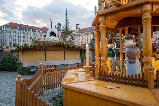 Abbau Dresdner Striezelmarkt - Die Weihnachtsmärkte in Dresden sollten am 22.11.21 eröffnen, doch mit der neuen Corona-Schutzverordnung wurden diese Veranstaltungen in Sachsen untersagt. Dresden, 22..11.2021