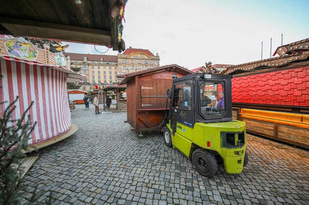 Abbau Dresdner Striezelmarkt - Die Weihnachtsmärkte in Dresden sollten am 22.11.21 eröffnen, doch mit der neuen Corona-Schutzverordnung wurden diese Veranstaltungen in Sachsen untersagt. Dresden, 22..11.2021