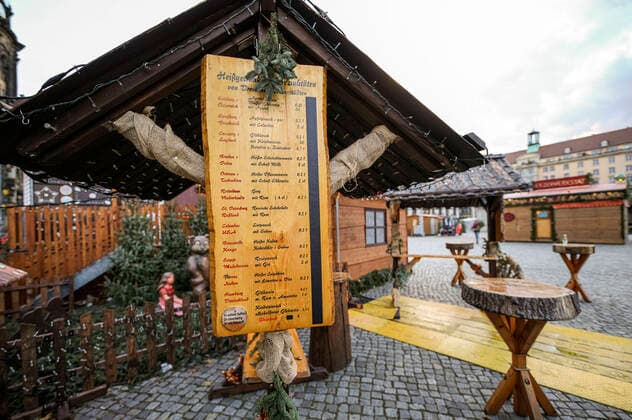 Abbau Dresdner Striezelmarkt - Die Weihnachtsmärkte in Dresden sollten am 22.11.21 eröffnen, doch mit der neuen Corona-Schutzverordnung wurden diese Veranstaltungen in Sachsen untersagt. Dresden, 22..11.2021