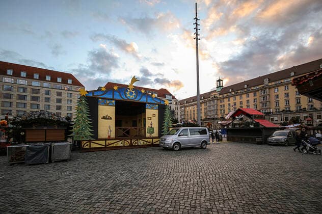 Abbau Dresdner Striezelmarkt - Die Weihnachtsmärkte in Dresden sollten am 22.11.21 eröffnen, doch mit der neuen Corona-Schutzverordnung wurden diese Veranstaltungen in Sachsen untersagt. Dresden, 22..11.2021