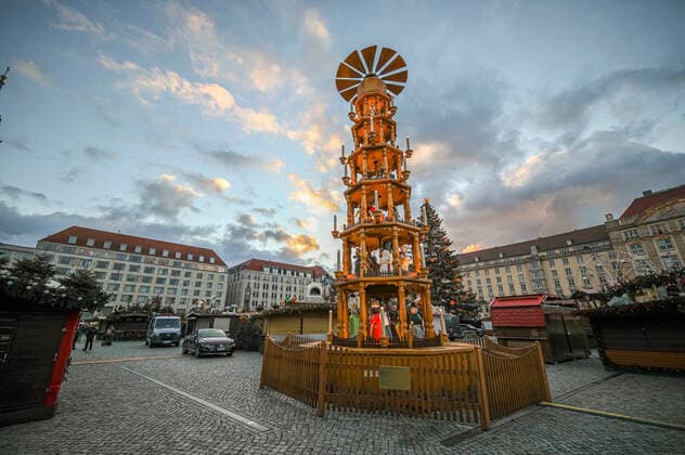 Abbau Dresdner Striezelmarkt - Die Weihnachtsmärkte in Dresden sollten am 22.11.21 eröffnen, doch mit der neuen Corona-Schutzverordnung wurden diese Veranstaltungen in Sachsen untersagt. Dresden, 22..11.2021
