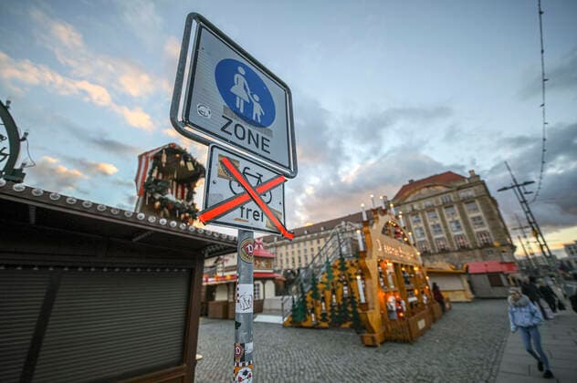 Abbau Dresdner Striezelmarkt - Die Weihnachtsmärkte in Dresden sollten am 22.11.21 eröffnen, doch mit der neuen Corona-Schutzverordnung wurden diese Veranstaltungen in Sachsen untersagt. Dresden, 22..11.2021