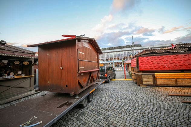 Abbau Dresdner Striezelmarkt - Die Weihnachtsmärkte in Dresden sollten am 22.11.21 eröffnen, doch mit der neuen Corona-Schutzverordnung wurden diese Veranstaltungen in Sachsen untersagt. Dresden, 22..11.2021