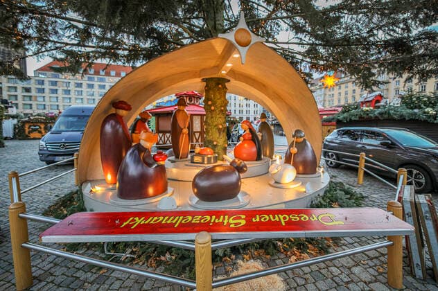 Abbau Dresdner Striezelmarkt - Die Weihnachtsmärkte in Dresden sollten am 22.11.21 eröffnen, doch mit der neuen Corona-Schutzverordnung wurden diese Veranstaltungen in Sachsen untersagt. Dresden, 22..11.2021