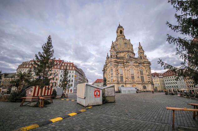 Abbau des Weihnachtsmarktes an der Frauenkirche - Die Weihnachtsmärkte in Dresden sollten am 22.11.21 eröffnen, doch mit der neuen Corona-Schutzverordnung wurden diese Veranstaltungen in Sachsen untersagt. Dresden, 22..11.2021