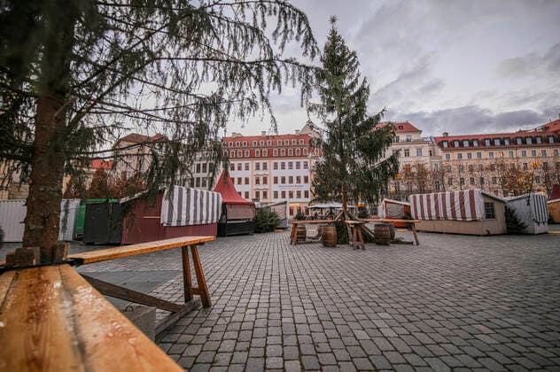 Abbau des Weihnachtsmarktes an der Frauenkirche - Die Weihnachtsmärkte in Dresden sollten am 22.11.21 eröffnen, doch mit der neuen Corona-Schutzverordnung wurden diese Veranstaltungen in Sachsen untersagt. Dresden, 22..11.2021