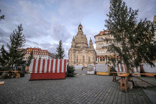 Abbau des Weihnachtsmarktes an der Frauenkirche - Die Weihnachtsmärkte in Dresden sollten am 22.11.21 eröffnen, doch mit der neuen Corona-Schutzverordnung wurden diese Veranstaltungen in Sachsen untersagt. Dresden, 22..11.2021
