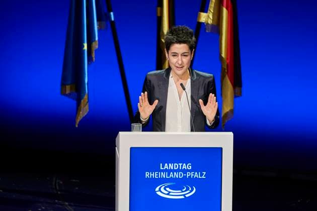 Bilder des Jahres 2021, News 11 November News Themen der Woche KW47 News Bilder des Tages Festakt im Theater Koblenz - 75 Jahre Parlament in Rheinland-Pfalz 22.11.2021, Rheinland-Pfalz, Koblenz: Dunja Hayali, Journalistin spricht im Theater Koblenz die Festansprache. Am 22. November 1946 trat die rheinland-pfälzische Beratende Landesversammlung zum ersten Mal zusammen. 75 Jahre danach wird das am selben Ort gefeiert. *** Ceremony at the Koblenz Theatre 75 years of parliament in Rhineland-Palatinate 22 11 2021, Rhineland-Palatinate, Koblenz Dunja Hayali, journalist speaks the ceremonial address at the Koblenz Theatre On 22 November 1946, the Rhineland-Palatinate Consultative Assembly met for the first time 75 years later, this is celebrated at the same place