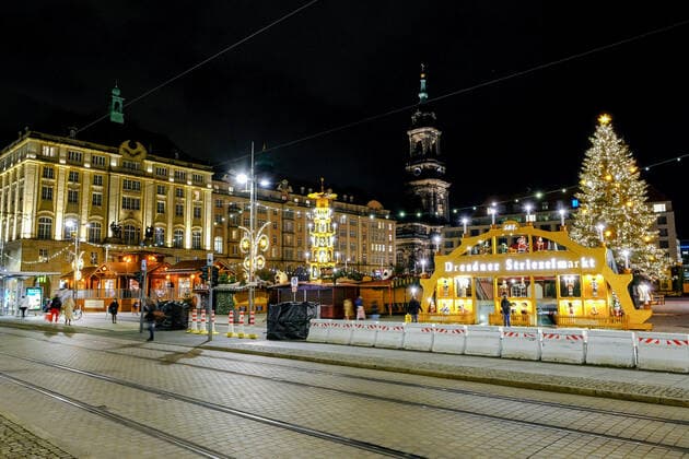 Blick am 22.11.2021 gegen 19 Uhr auf den (durch die Sächsische Corona-Schutz-Verordnung) geschlossenen Weihnachtsmarkt Dresdner Striezelmarkt auf dem Altmarkt in Dresden.