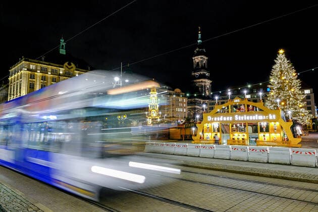 Blick am 22.11.2021 gegen 19 Uhr auf den (durch die Sächsische Corona-Schutz-Verordnung) geschlossenen Weihnachtsmarkt Dresdner Striezelmarkt auf dem Altmarkt in Dresden.