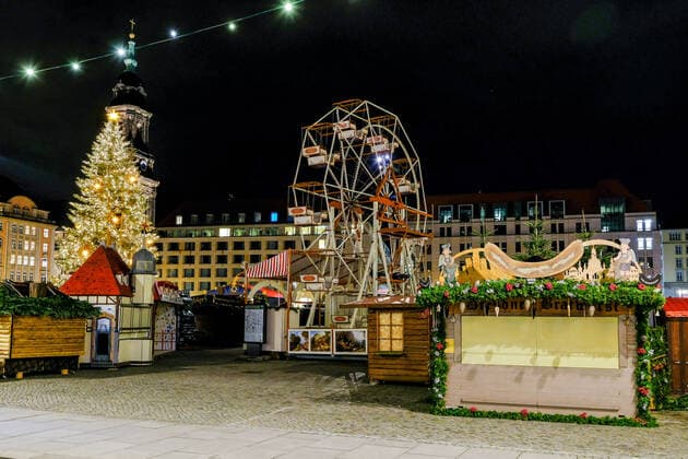Blick am 22.11.2021 gegen 19 Uhr auf den (durch die Sächsische Corona-Schutz-Verordnung) geschlossenen Weihnachtsmarkt Dresdner Striezelmarkt auf dem Altmarkt in Dresden.