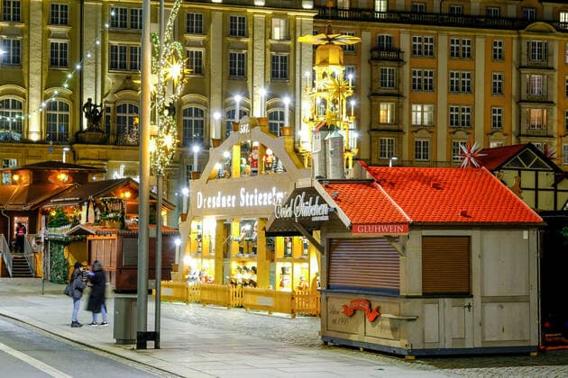 Blick am 22.11.2021 gegen 19 Uhr auf den (durch die Sächsische Corona-Schutz-Verordnung) geschlossenen Weihnachtsmarkt Dresdner Striezelmarkt auf dem Altmarkt in Dresden.