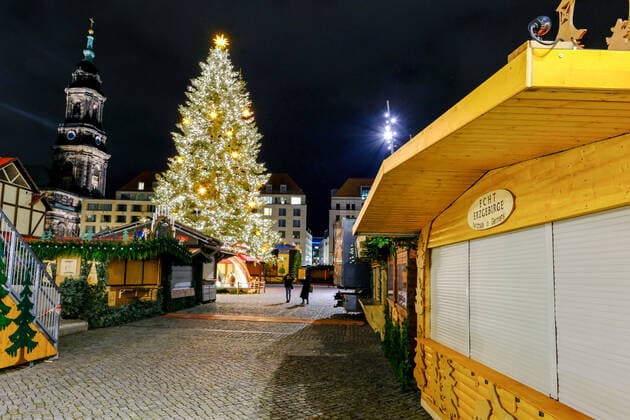 Blick am 22.11.2021 gegen 19 Uhr auf den (durch die Sächsische Corona-Schutz-Verordnung) geschlossenen Weihnachtsmarkt Dresdner Striezelmarkt auf dem Altmarkt in Dresden.