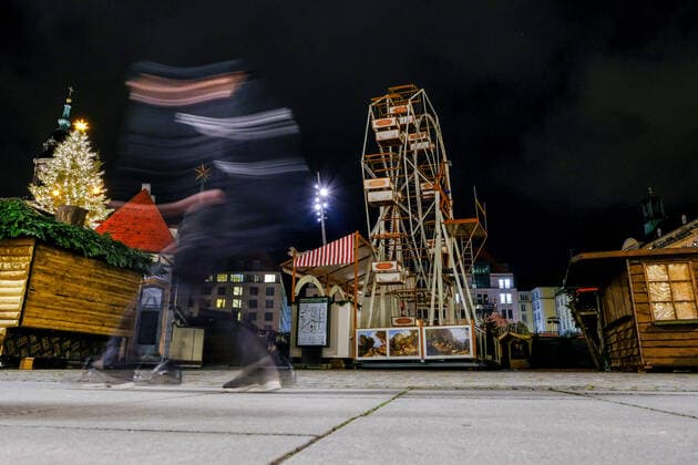 Blick am 22.11.2021 gegen 19 Uhr auf den (durch die Sächsische Corona-Schutz-Verordnung) geschlossenen Weihnachtsmarkt Dresdner Striezelmarkt auf dem Altmarkt in Dresden.