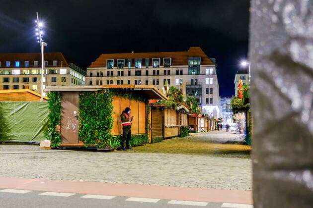 Blick am 22.11.2021 gegen 19 Uhr auf den (durch die Sächsische Corona-Schutz-Verordnung) geschlossenen Weihnachtsmarkt Dresdner Striezelmarkt auf dem Altmarkt in Dresden.