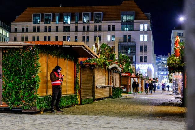 Blick am 22.11.2021 gegen 19 Uhr auf den (durch die Sächsische Corona-Schutz-Verordnung) geschlossenen Weihnachtsmarkt Dresdner Striezelmarkt auf dem Altmarkt in Dresden.