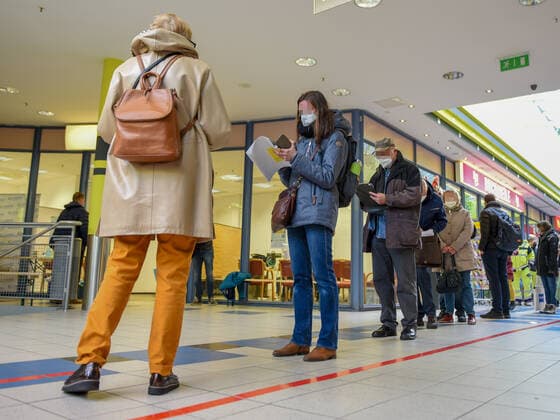 Leipzig - Großes Interesse: Lange Schlangen vor Impflokalen 22.11.2021 gegen 12:00 Uhr Leipzig-Lößnig, Moritz-Hof und Leipzig-Lindenau, Erich Zeichner Haus e.V. Fotograf: LausitzNews Erik-Holm Langhof Bei den Impfaktionen in der Stadt Leipzig ergaben sich vor den Objekten lange Schlangen von Interessierten, die sich eine Corona-Impfung abholen wollen. Das DRK und die Malteser impfen seit 9:00 Uhr und haben nach eigenen Angaben kaum eine Pause, da das Interesse seit Montag sehr hoch sei. Eine Zahl zu verabreichten Immunisierungen konnten sie am Montagmittag noch nicht nennen. Die Mitarbeitenden rechnen jedoch auch in den kommenden Tagen und Wochen mit einem sehr hohen Interesse an Impfungen, da das öffentliche Leben seit heute für Unge Copyright: xLausitzNews.de Erik-HolmxLanghofx