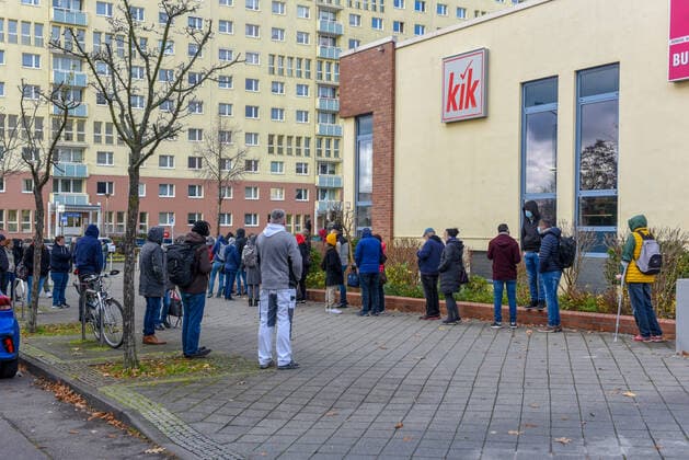 Leipzig - Großes Interesse: Lange Schlangen vor Impflokalen 22.11.2021 gegen 12:00 Uhr Leipzig-Lößnig, Moritz-Hof und Leipzig-Lindenau, Erich Zeichner Haus e.V. Fotograf: LausitzNews Erik-Holm Langhof Bei den Impfaktionen in der Stadt Leipzig ergaben sich vor den Objekten lange Schlangen von Interessierten, die sich eine Corona-Impfung abholen wollen. Das DRK und die Malteser impfen seit 9:00 Uhr und haben nach eigenen Angaben kaum eine Pause, da das Interesse seit Montag sehr hoch sei. Eine Zahl zu verabreichten Immunisierungen konnten sie am Montagmittag noch nicht nennen. Die Mitarbeitenden rechnen jedoch auch in den kommenden Tagen und Wochen mit einem sehr hohen Interesse an Impfungen, da das öffentliche Leben seit heute für Unge Copyright: xLausitzNews.de Erik-HolmxLanghofx