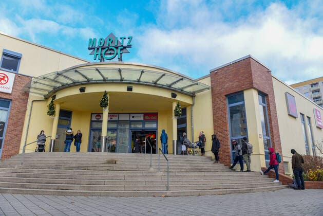 Leipzig - Großes Interesse: Lange Schlangen vor Impflokalen 22.11.2021 gegen 12:00 Uhr Leipzig-Lößnig, Moritz-Hof und Leipzig-Lindenau, Erich Zeichner Haus e.V. Fotograf: LausitzNews Erik-Holm Langhof Bei den Impfaktionen in der Stadt Leipzig ergaben sich vor den Objekten lange Schlangen von Interessierten, die sich eine Corona-Impfung abholen wollen. Das DRK und die Malteser impfen seit 9:00 Uhr und haben nach eigenen Angaben kaum eine Pause, da das Interesse seit Montag sehr hoch sei. Eine Zahl zu verabreichten Immunisierungen konnten sie am Montagmittag noch nicht nennen. Die Mitarbeitenden rechnen jedoch auch in den kommenden Tagen und Wochen mit einem sehr hohen Interesse an Impfungen, da das öffentliche Leben seit heute für Unge Copyright: xLausitzNews.de Erik-HolmxLanghofx