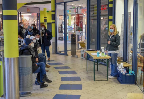 Leipzig - Großes Interesse: Lange Schlangen vor Impflokalen 22.11.2021 gegen 12:00 Uhr Leipzig-Lößnig, Moritz-Hof und Leipzig-Lindenau, Erich Zeichner Haus e.V. Fotograf: LausitzNews Erik-Holm Langhof Bei den Impfaktionen in der Stadt Leipzig ergaben sich vor den Objekten lange Schlangen von Interessierten, die sich eine Corona-Impfung abholen wollen. Das DRK und die Malteser impfen seit 9:00 Uhr und haben nach eigenen Angaben kaum eine Pause, da das Interesse seit Montag sehr hoch sei. Eine Zahl zu verabreichten Immunisierungen konnten sie am Montagmittag noch nicht nennen. Die Mitarbeitenden rechnen jedoch auch in den kommenden Tagen und Wochen mit einem sehr hohen Interesse an Impfungen, da das öffentliche Leben seit heute für Unge Copyright: xLausitzNews.de Erik-HolmxLanghofx